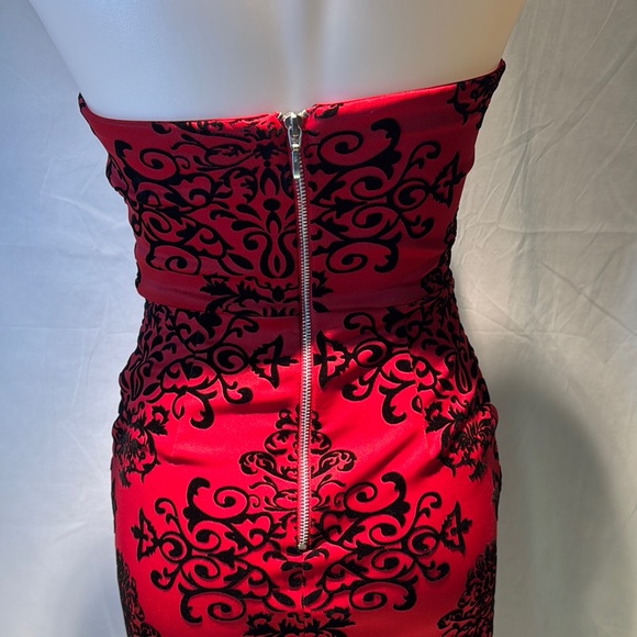 Elegant Red and Black Strapless Dress - Picture 8 of 12